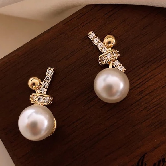Delicate Pearl BowKnot Earrings - Picture 2 of 3